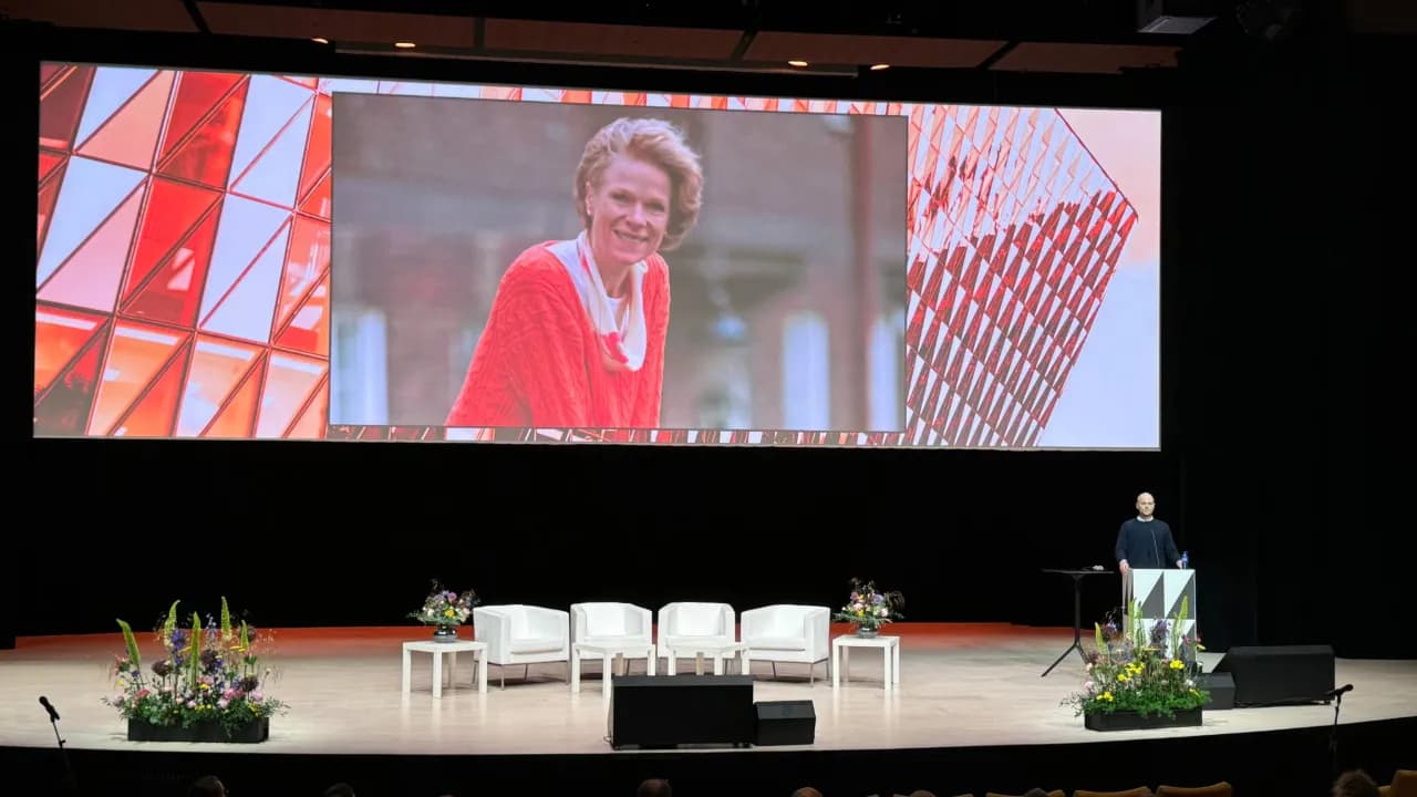 Pontus Löfgren talar vid ENCALS-konferensen.